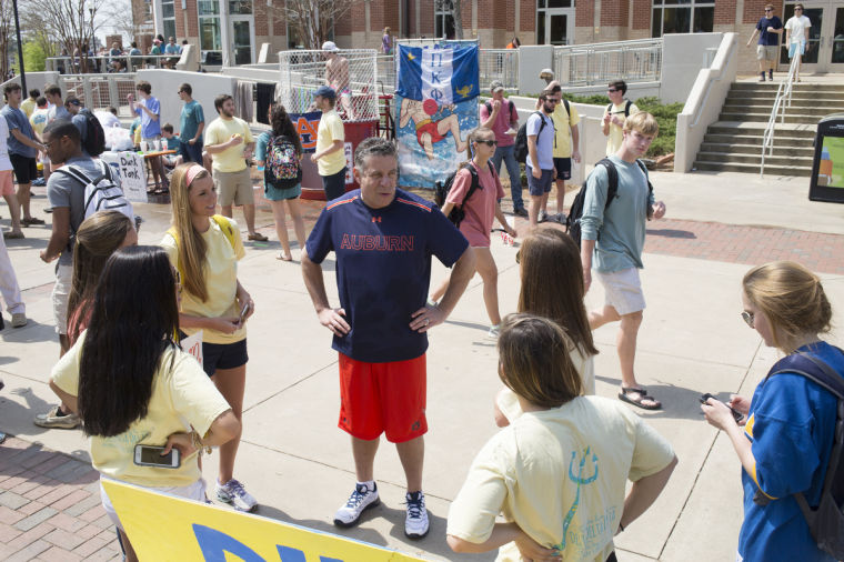 Bruce Pearl gets Dunked